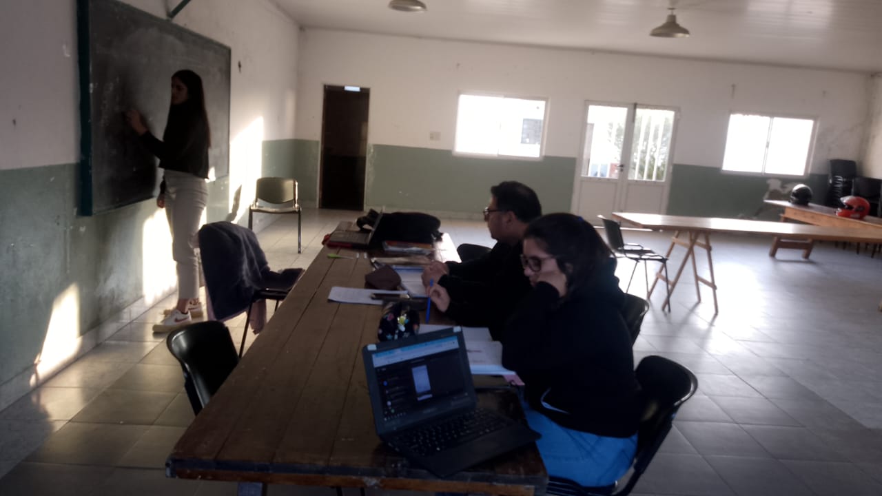 Nadia y Antonio en la clase de Inglés